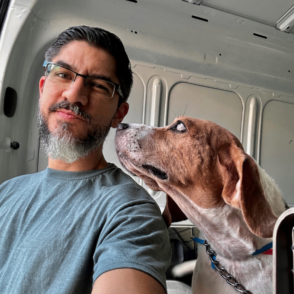 Jonathan junto a un perro